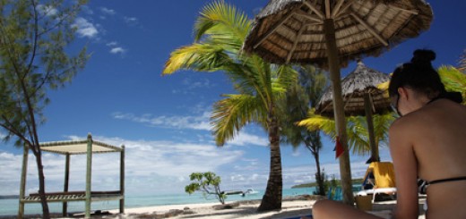 Singlereisen:Eine Frau im Liegestuhl am Strand von Mauritius.