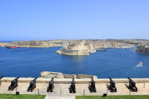 Valletta: Kanonen am Grand Harbour mit Blick auf das berühmte Fort St. Angelo (Malta)