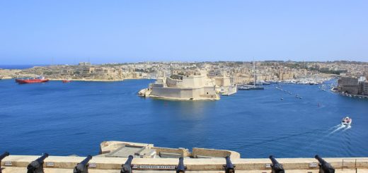 Valletta: Kanonen am Grand Harbour mit Blick auf das berühmte Fort St. Angelo (Malta)